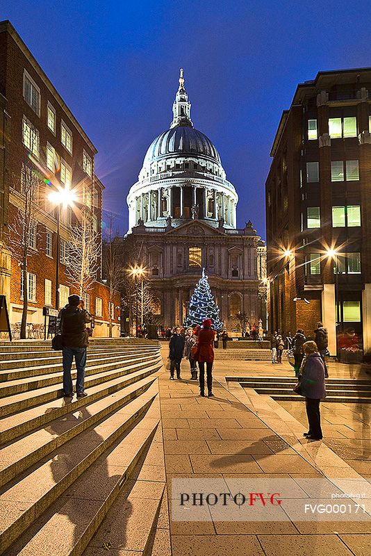 St. Paul's Cathedral dome at dusk