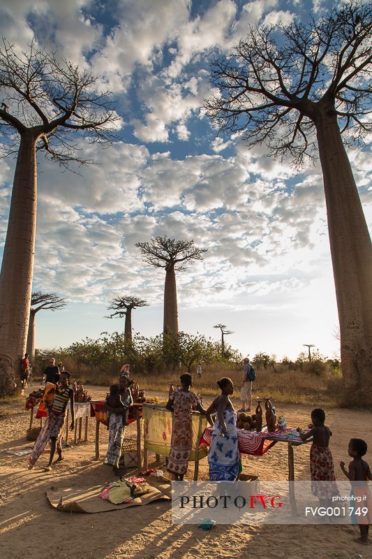 Women selling souvenirs at Les Alle des Baobabs