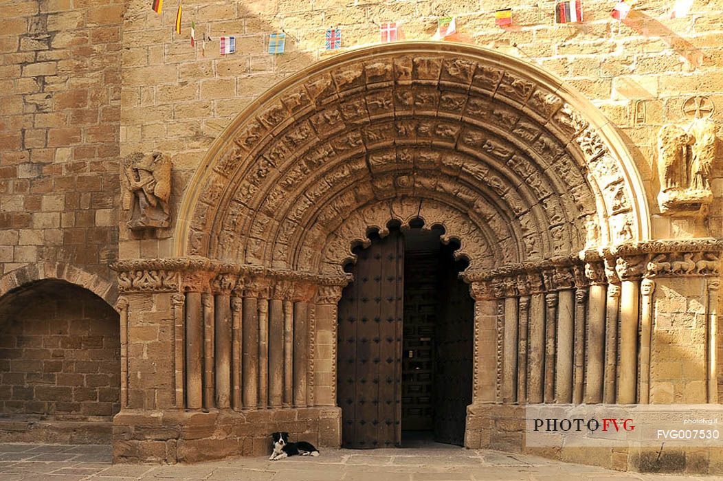 Portal of Iglesia de Santiago y San Pedro church, Puente la Reina, Navarre, Spain, Europe
