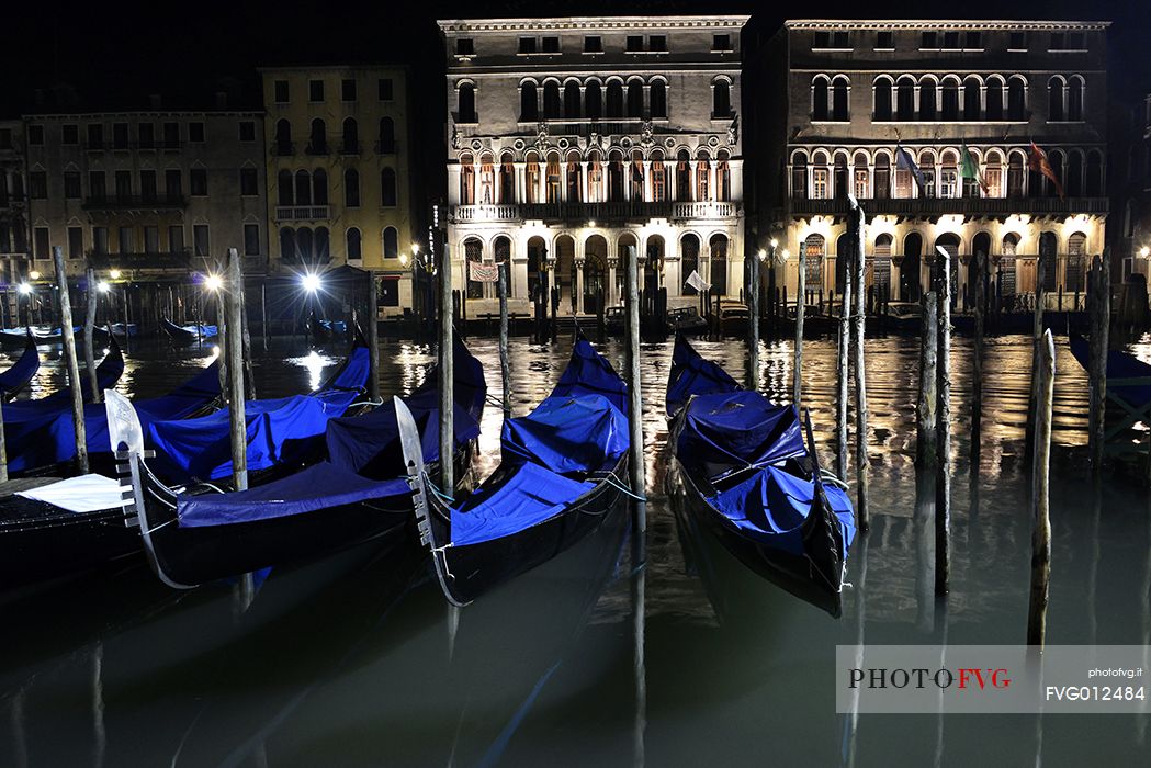 Gondole by night