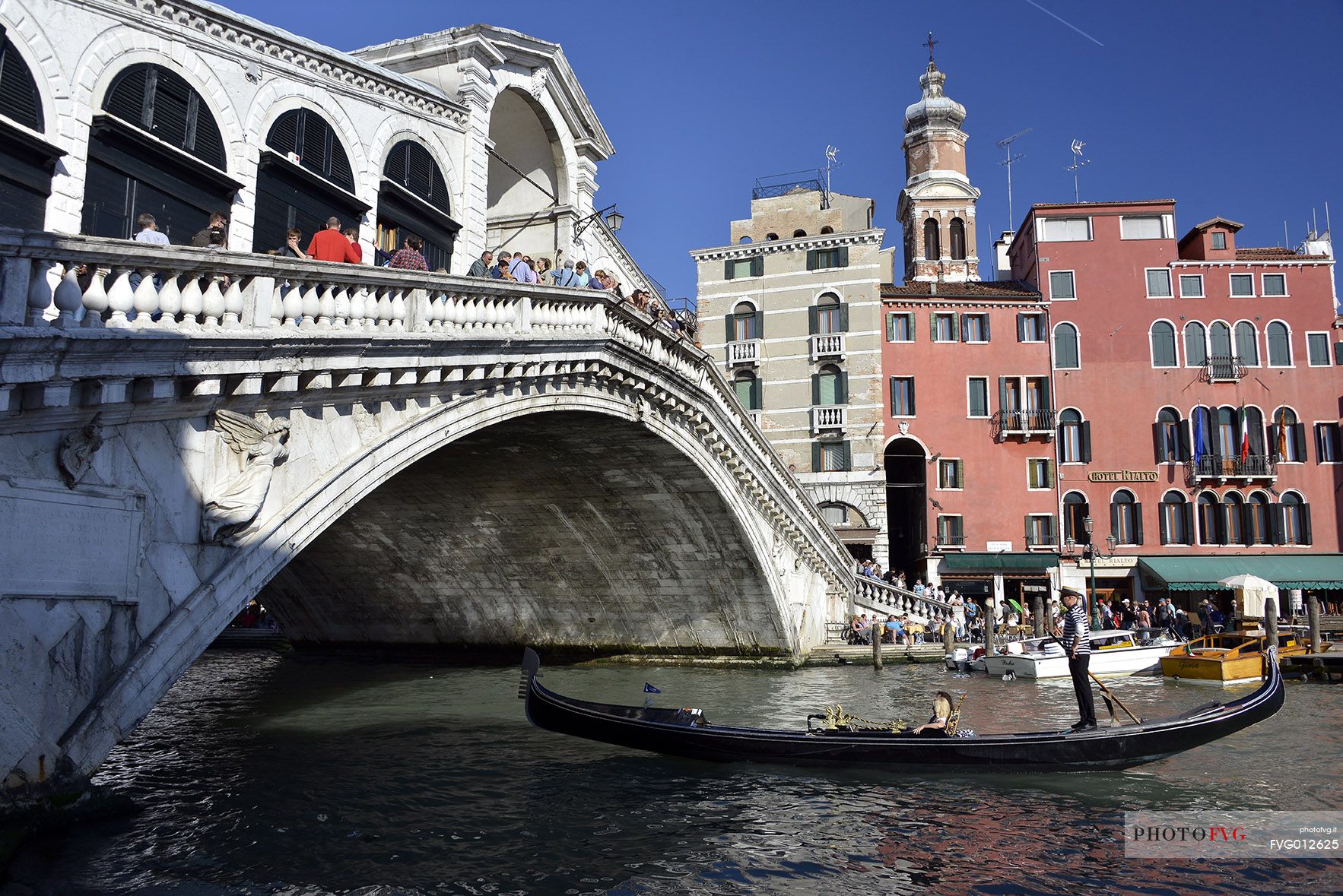 Gondolier and Rialto bridge