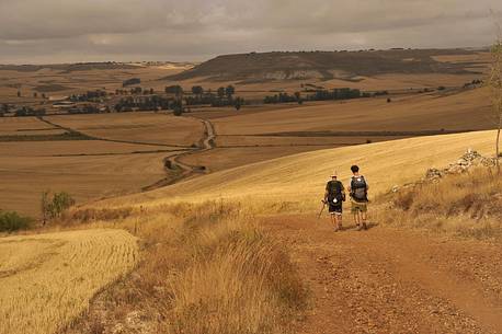 Way of St. James, Camino de Santiago to Compostela, Pilgrims hiking to Hornillos, Burgos, Castiglia e Leon, Castile and Leon, Spain Way of St. James, Camino de Santiago to Compostela, Pilgrims hiking to Hornillos, Burgos, Castiglia e Leon, Castile and Leon, Spain