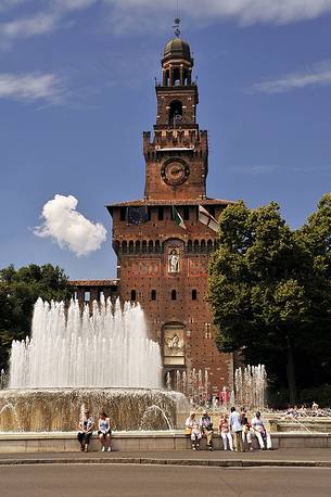 Fountain and Filarete Tower of the Sforza Castle