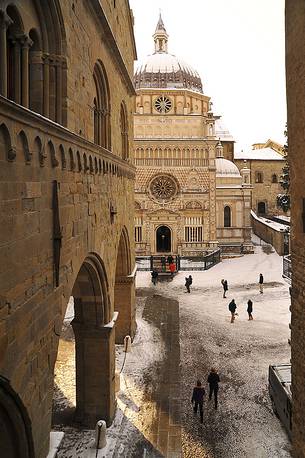 Bergamo upper city: Cappella Colleoni and Palazzo della ragione (right) in Padre Reginaldo Giuliani square