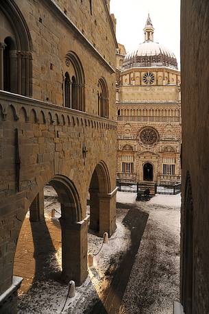 Bergamo upper city: Cappella Colleoni and Palazzo della ragione (right) in Padre Reginaldo Giuliani square