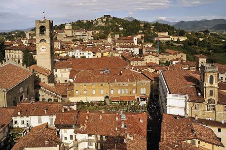 The center of the upper city and the surrounding hills - view from Torre del Gombito