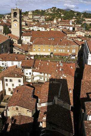 The center of the upper city and the surrounding hills - view from Torre del Gombito