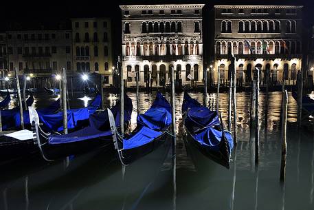 Gondole by night