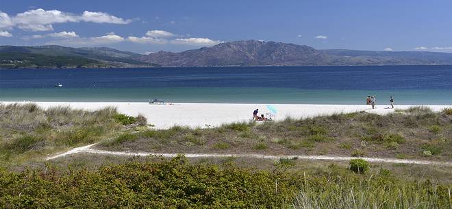 ourists at the Langosteira white beach, Finisterre, Costa de la Muerte, Galicia, Spain, Europe
