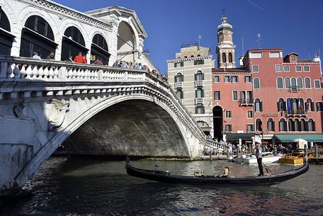 Gondolier and Rialto bridge