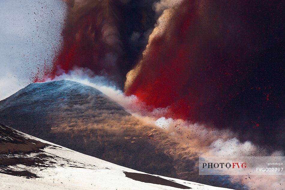 Etna, from 2800mt of altuitudine, 6th paroxysm of 2012, lava fountains from New South East crater