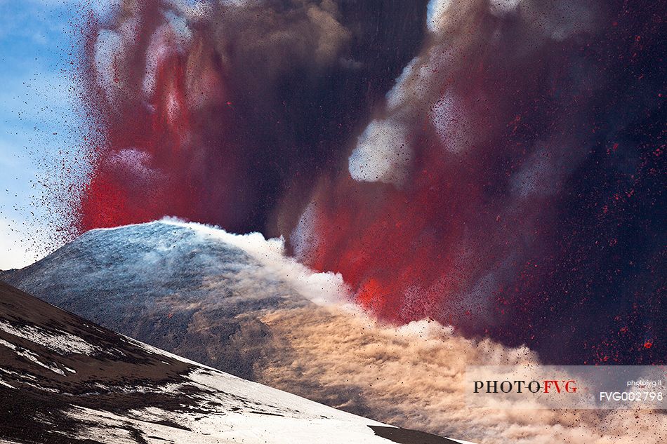Etna, from 2800mt of altuitudine, 6th paroxysm of 2012, lava fountains from New South East crater