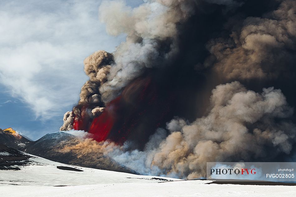 Etna, from 2800mt of altuitudine, 6th paroxysm of 2012, fountains of lava and ash fallout.