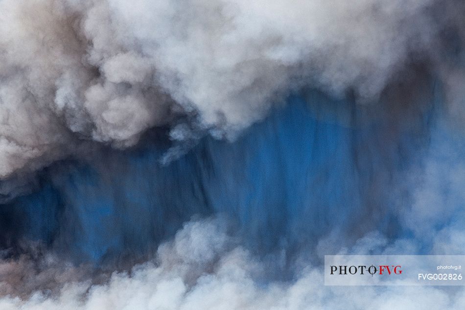 rain of ashes during the 9th paroxysmal episode in 2013 of Etna