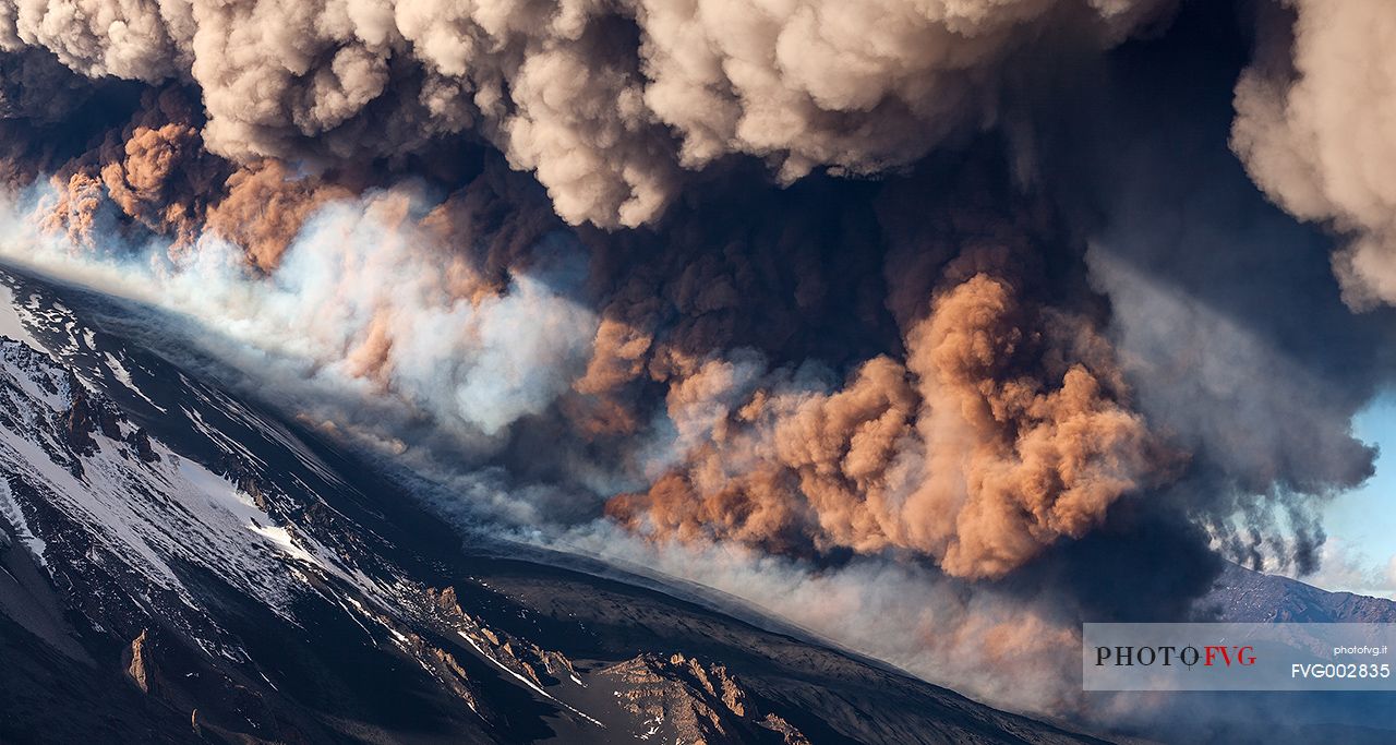 pyroclastic cloud during 9th paroxysmal episode of 2013 on Etna