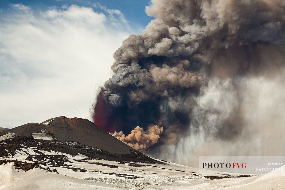 Etna, from 2700mt of altuitudine, 6th paroxysm of 2012, fountains of lava and ash fallout.