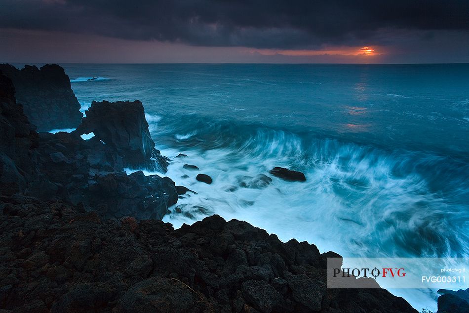 A massive wave is about to break down the lava cliff of Santa Tecla.