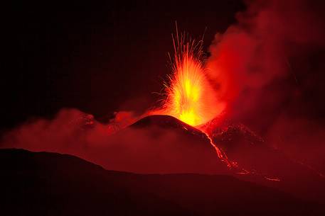 Strombolian activity at the Southeast Crater, a small lava flow go slowly into the Valle del Bove.