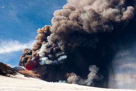 Etna, from 2800mt of altuitudine, 6th paroxysm of 2012, fountains of lava and ash fallout.