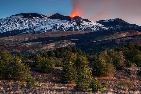 16th paroxysm of 2013, the latest lava fountains just before dawn