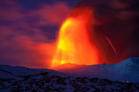 Very high lava fountains at the Southeast Crater, at the bottom is visible the Etna cable car