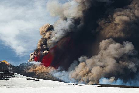 Etna, from 2800mt of altuitudine, 6th paroxysm of 2012, fountains of lava and ash fallout.