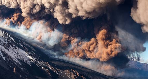 pyroclastic cloud during 9th paroxysmal episode of 2013 on Etna