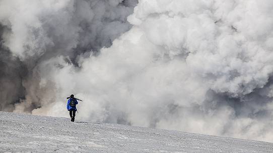 Etna, share 2800mt, 6th paroxysm of 2012, a pyroclastic cloud seems to meet to a photographer