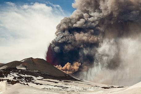 Etna, from 2700mt of altuitudine, 6th paroxysm of 2012, fountains of lava and ash fallout.