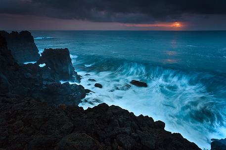 A massive wave is about to break down the lava cliff of Santa Tecla.