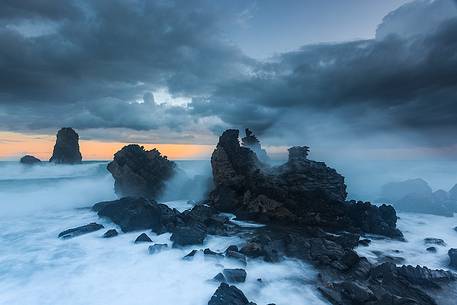 Acitrezza cliff in a winter storm