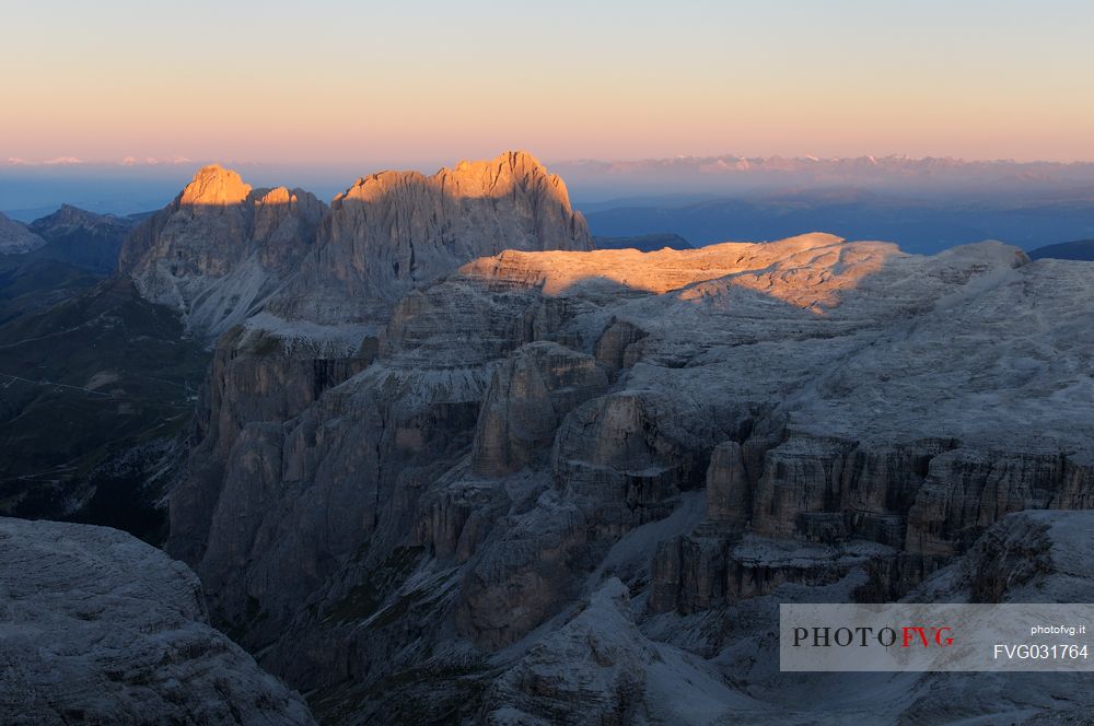 Sunrise to Sassolungo and Sella mountain range from the top of Piz Bo, dolomites, Italy