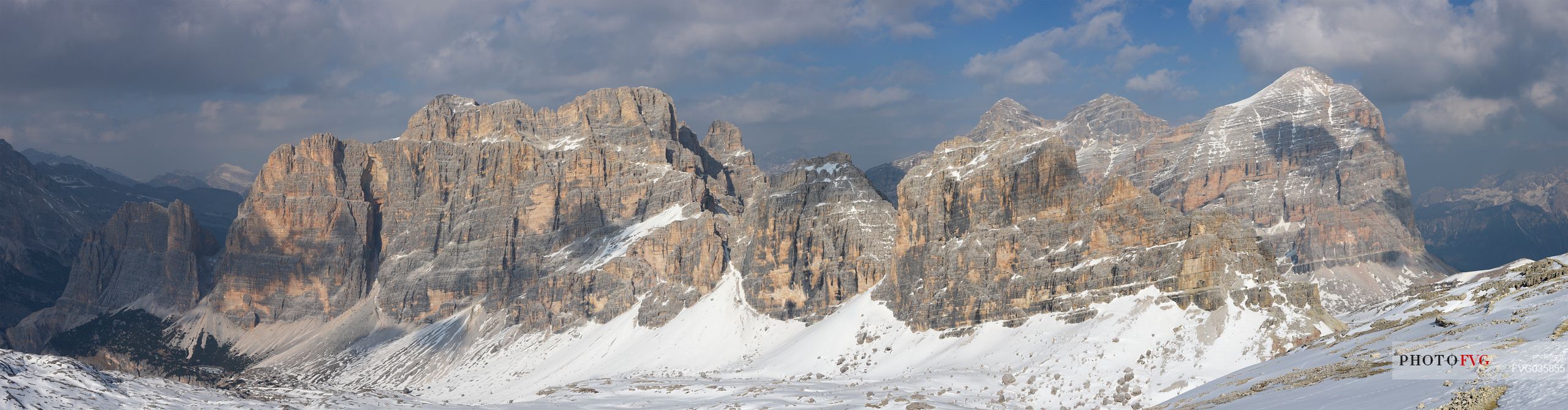 Panorama from the top of Mount Lagazuoi Visible from left to right: Cima del Lago, Cima Scotoni, Fanis Group, Grande Lagazuoi, Tofane Group, dolomites, Italy, Europe