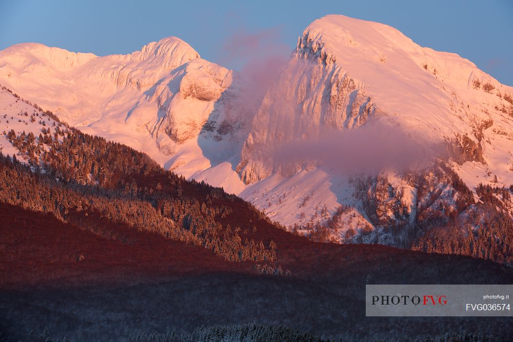 Winter in Alpago (Tambre - Belluno), between the edge of the Cansiglio Forest and the Monte Cavallo Group, after a heavy snowfall.
Low clouds, fog, wind, and sudden rays of light changed the landscape aspect unceasingly.