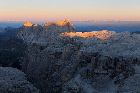 Sunrise to Sassolungo and Sella mountain range from the top of Piz Bo, dolomites, Italy