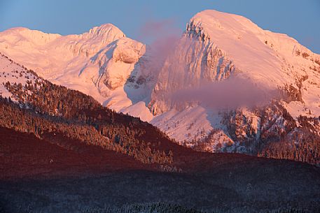 Winter in Alpago (Tambre - Belluno), between the edge of the Cansiglio Forest and the Monte Cavallo Group, after a heavy snowfall.
Low clouds, fog, wind, and sudden rays of light changed the landscape aspect unceasingly.