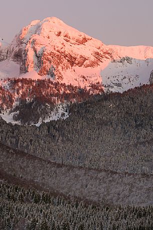 Winter in Alpago (Tambre - Belluno), between the edge of the Cansiglio Forest and the Monte Cavallo Group, after a heavy snowfall.
Low clouds, fog, wind, and sudden rays of light changed the landscape aspect unceasingly.