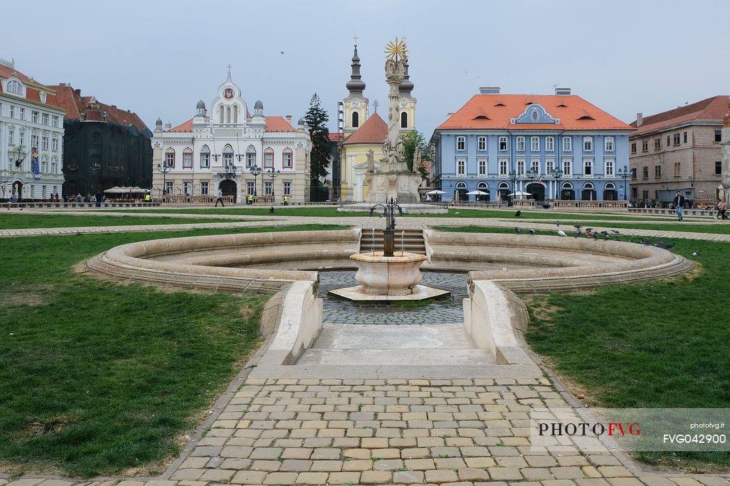 Piata Unirii square, with the mineral water fountain and the monument to the Holy Trinity in the foreground, Timosoara, Romania, Europe