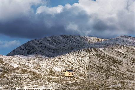 Biella hut or Seekofel hutte and in the background the Croda del Becco peak, dolomites, Cortina d'Ampezzo, Veneto Biella hut or Seekofel hutte and in the background the Croda del Becco peak, dolomites, Cortina d'Ampezzo, Veneto
