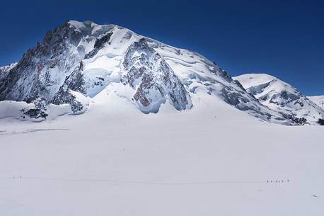 Mountaineers cross the Valle Blanche at the foot of Mont Blanc du Tacul in the Mont Blanc massif, Courmayeur, Aosta valley, Italy, Europe