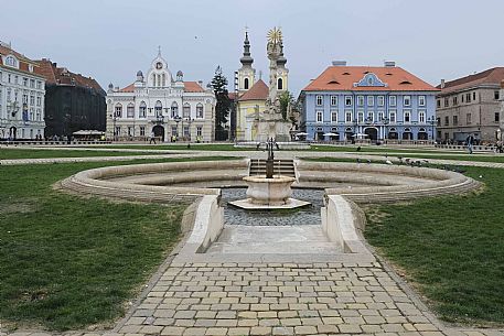 Piata Unirii square, with the mineral water fountain and the monument to the Holy Trinity in the foreground, Timosoara, Romania, Europe
