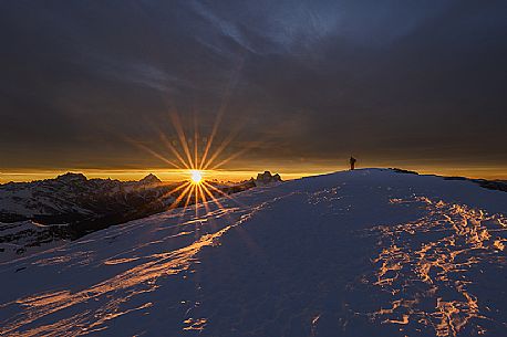 Hiker on the top of Lagazuoi mountain at dawn, in the background Sorapiss, Antelao and Pelmo, dolomites, Cortina d'Ampezzo, Veneto, Italy, Europe
Hiker on the top of Lagazuoi mountain at dawn, in the background Sorapiss, Antelao and Pelmo, dolomites, Cortina d'Ampezzo, Veneto, Italy, Europe