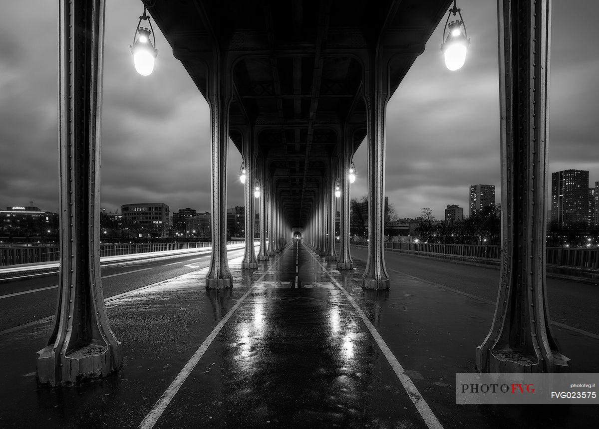 Bicycle lane Bir Hakeim bridge, Paris, France