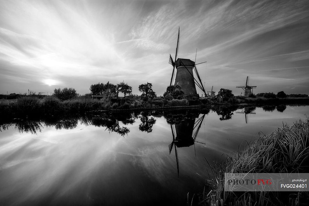 The windmills of Kinderdijk. To drain the polder, a system of 19 windmills was built around 1740. This group of mills is the largest concentration of old windmills in the Netherlands. The windmills of Kinderdijk are one of the best-known Dutch tourist sites. They have been a UNESCO World Heritage Site since 1997.

