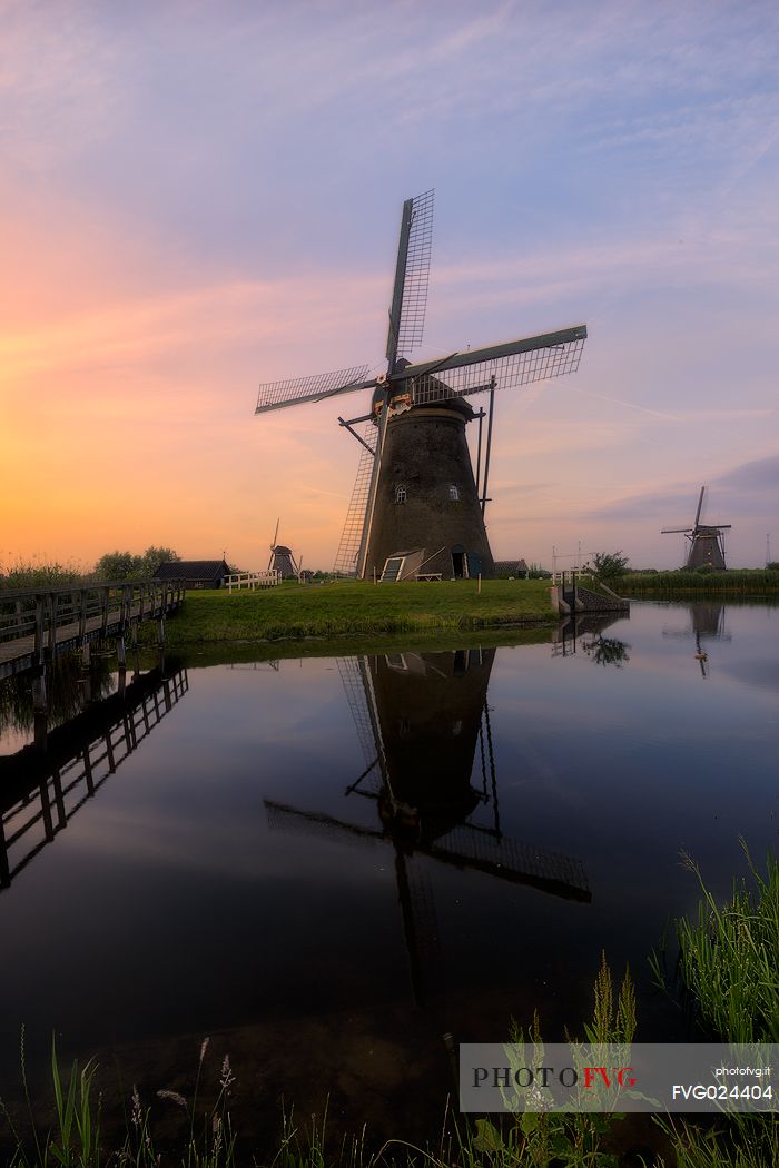 The windmills of Kinderdijk. To drain the polder, a system of 19 windmills was built around 1740. This group of mills is the largest concentration of old windmills in the Netherlands. The windmills of Kinderdijk are one of the best-known Dutch tourist sites. They have been a UNESCO World Heritage Site since 1997.

