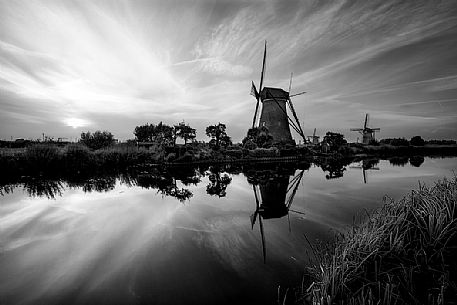 The windmills of Kinderdijk. To drain the polder, a system of 19 windmills was built around 1740. This group of mills is the largest concentration of old windmills in the Netherlands. The windmills of Kinderdijk are one of the best-known Dutch tourist sites. They have been a UNESCO World Heritage Site since 1997.

