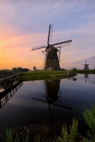 The windmills of Kinderdijk. To drain the polder, a system of 19 windmills was built around 1740. This group of mills is the largest concentration of old windmills in the Netherlands. The windmills of Kinderdijk are one of the best-known Dutch tourist sites. They have been a UNESCO World Heritage Site since 1997.

