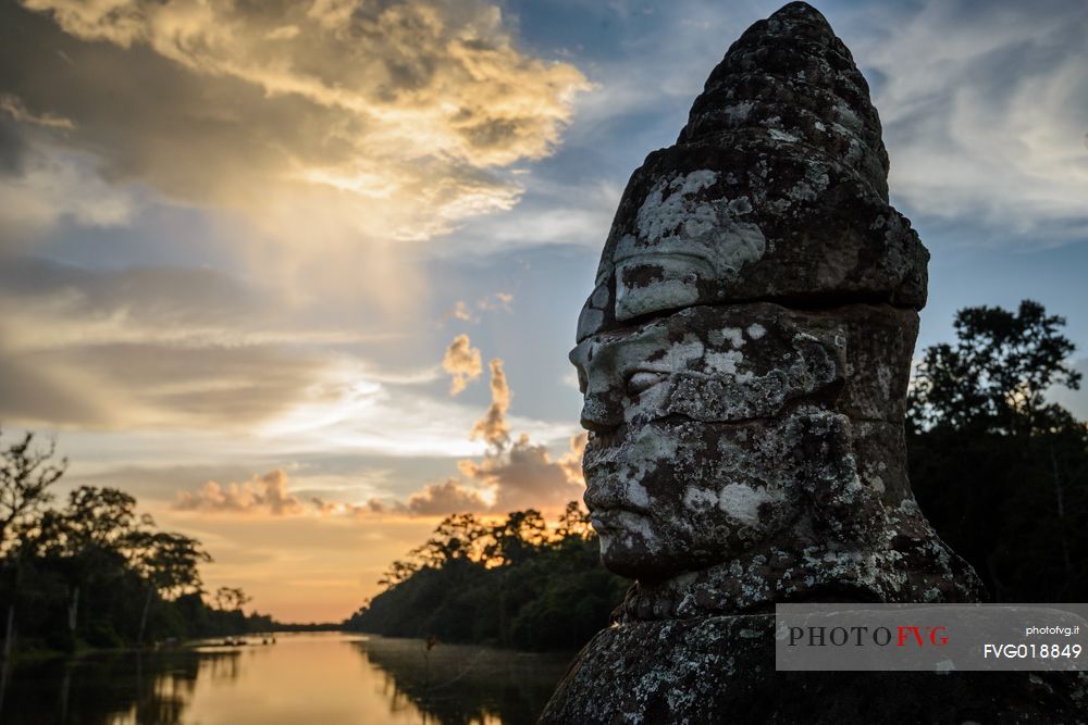 Statue on Tonle Sap lake