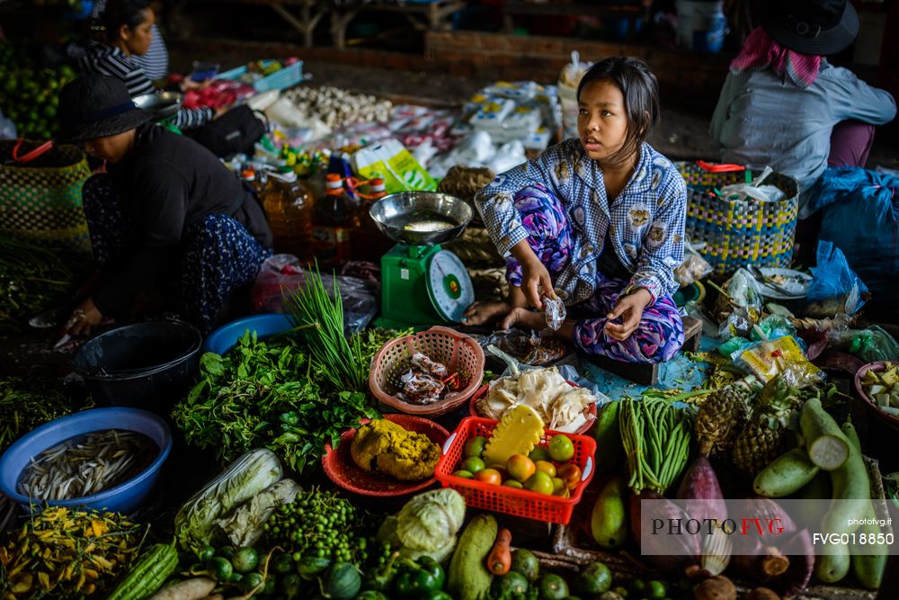 Young girl selling vegetable at local market Psa Kraom