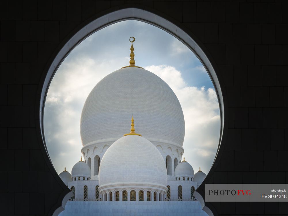 Detail of the roof o Sheikh Zayed Grand Mosque in the City of Abu Dhabi, Emirate of Abu Dhabi, United Arab Emirates, UAE